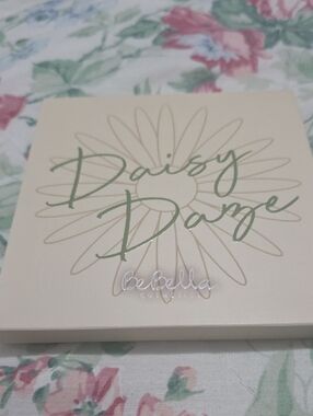 Daisy Daze Eyeshadow Palette - Neutral Green-Toned Shades
